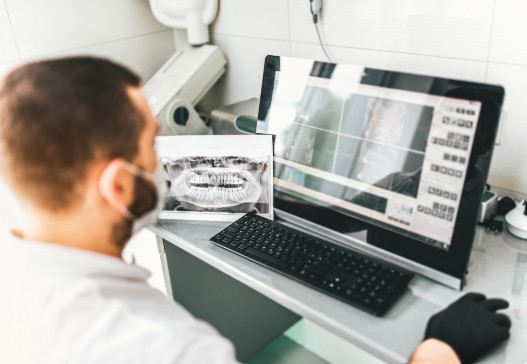 Dentist using early cavity detection system